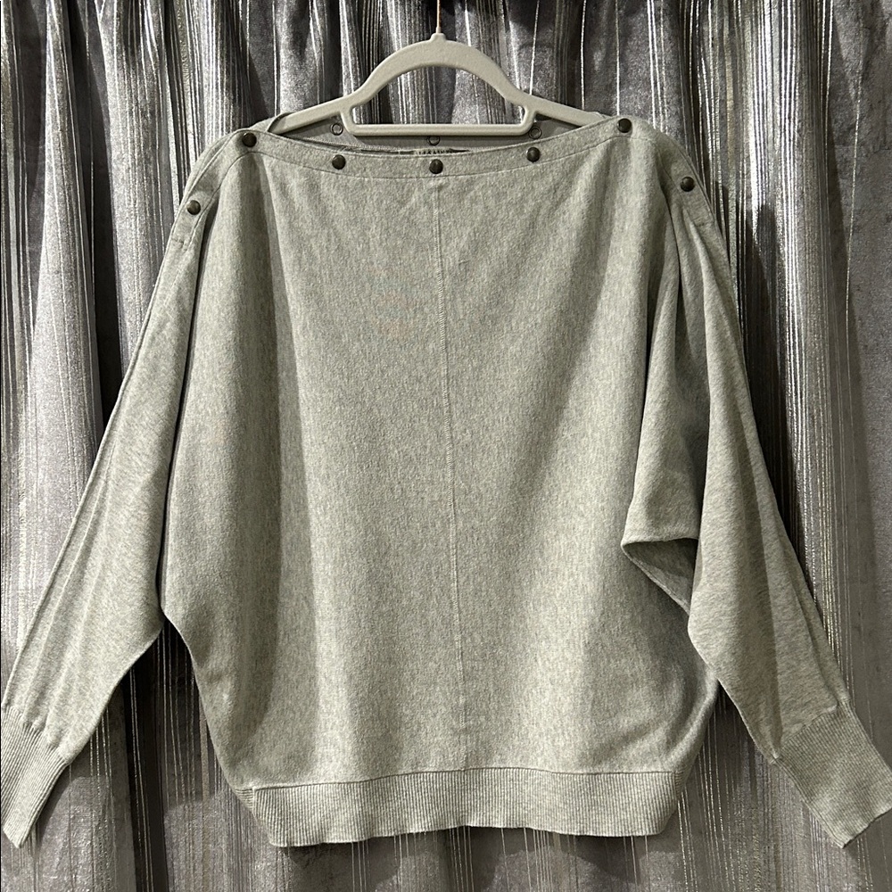 AllSaints Ellie snap neckline sweater in gray cotton.
SIZE M